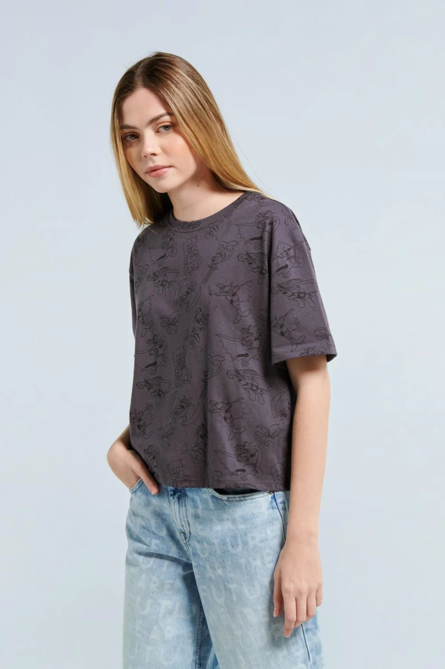 Camiseta gris intensa crop top oversize con personajes de Warner 100