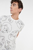 Camiseta unicolor con diseños de rostros y manga corta