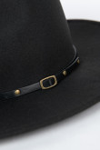 Sombrero fedora negro con ala ancha y correa decorativa