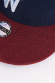 Gorra azul intensa con visera plana roja y letra blanca bordada