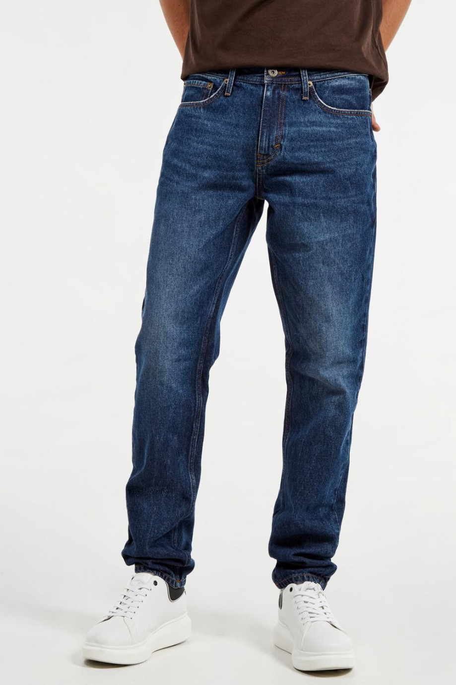Jean tiro bajo 90´S azul oscuro con bota recta y costuras