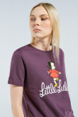 Camiseta morada oscura con cuello redondo y diseño de la pequeña Lulú