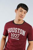 Camiseta roja con contrastes, manga corta y diseño college