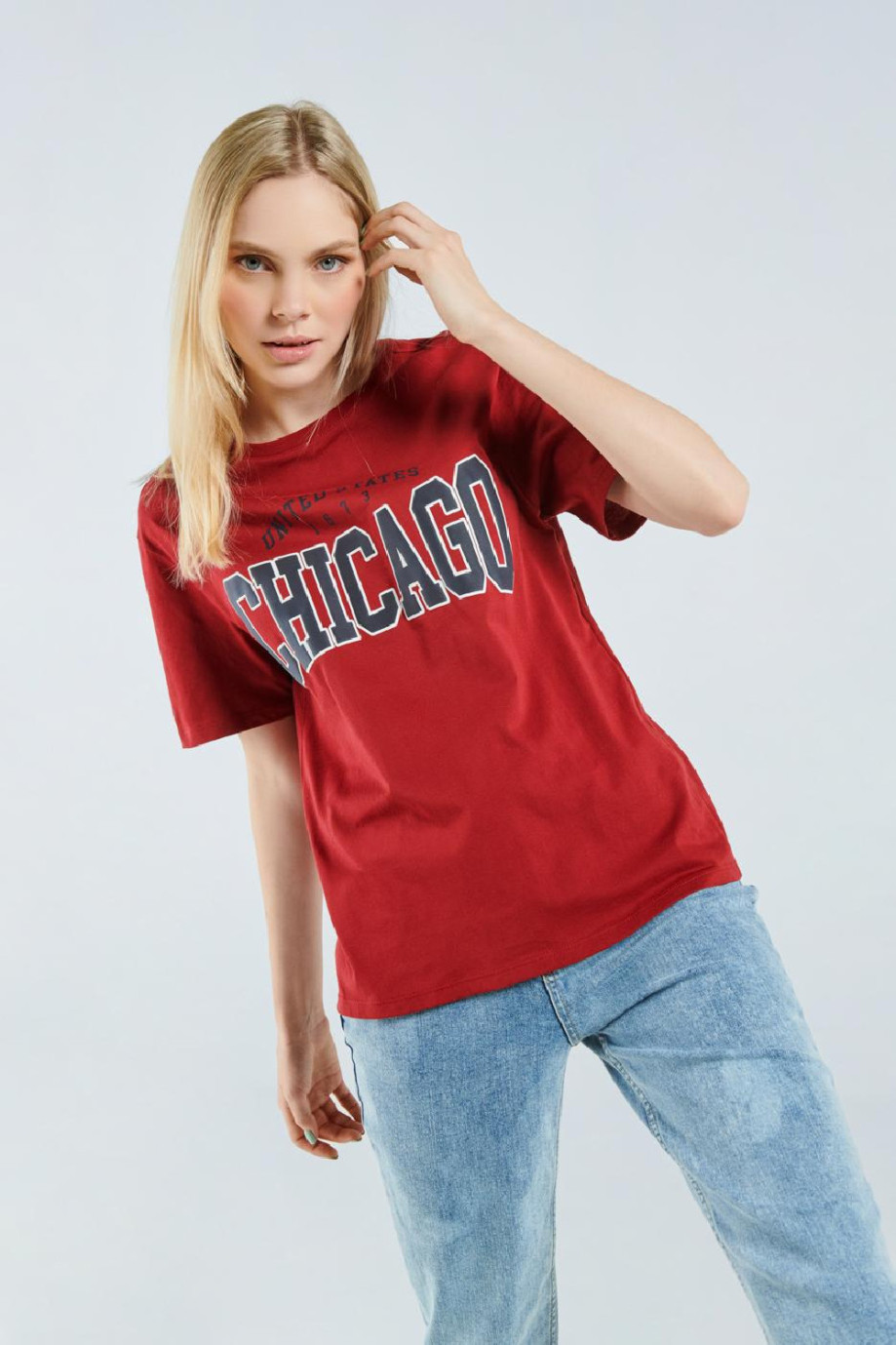 Camiseta cuello redondo roja intensa con texto college azul de Chicago