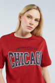 Camiseta cuello redondo roja intensa con texto college azul de Chicago