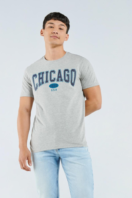 Camiseta gris con cuello redondo y diseño college de Chicago