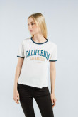 Camiseta crema clara manga corta con contrastes y texto college en frente