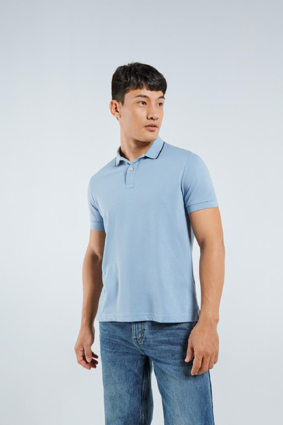 Camiseta unicolor polo con detalles tejidos, botones y manga corta