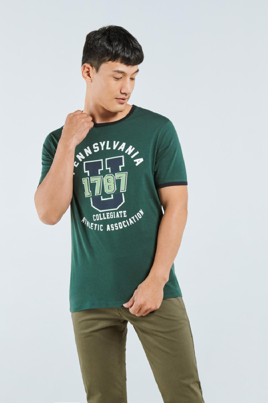 Camiseta verde con contrastes, diseño college y manga corta