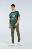 Camiseta verde con contrastes, diseño college y manga corta