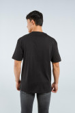 Camiseta negra con diseño college blanco y cuello redondo
