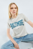 Camiseta gris cuello redondo con diseño college de Baltimore