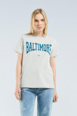 Camiseta gris cuello redondo con diseño college de Baltimore