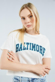 Camiseta crema clara crop top con texto college de Baltimore en frente