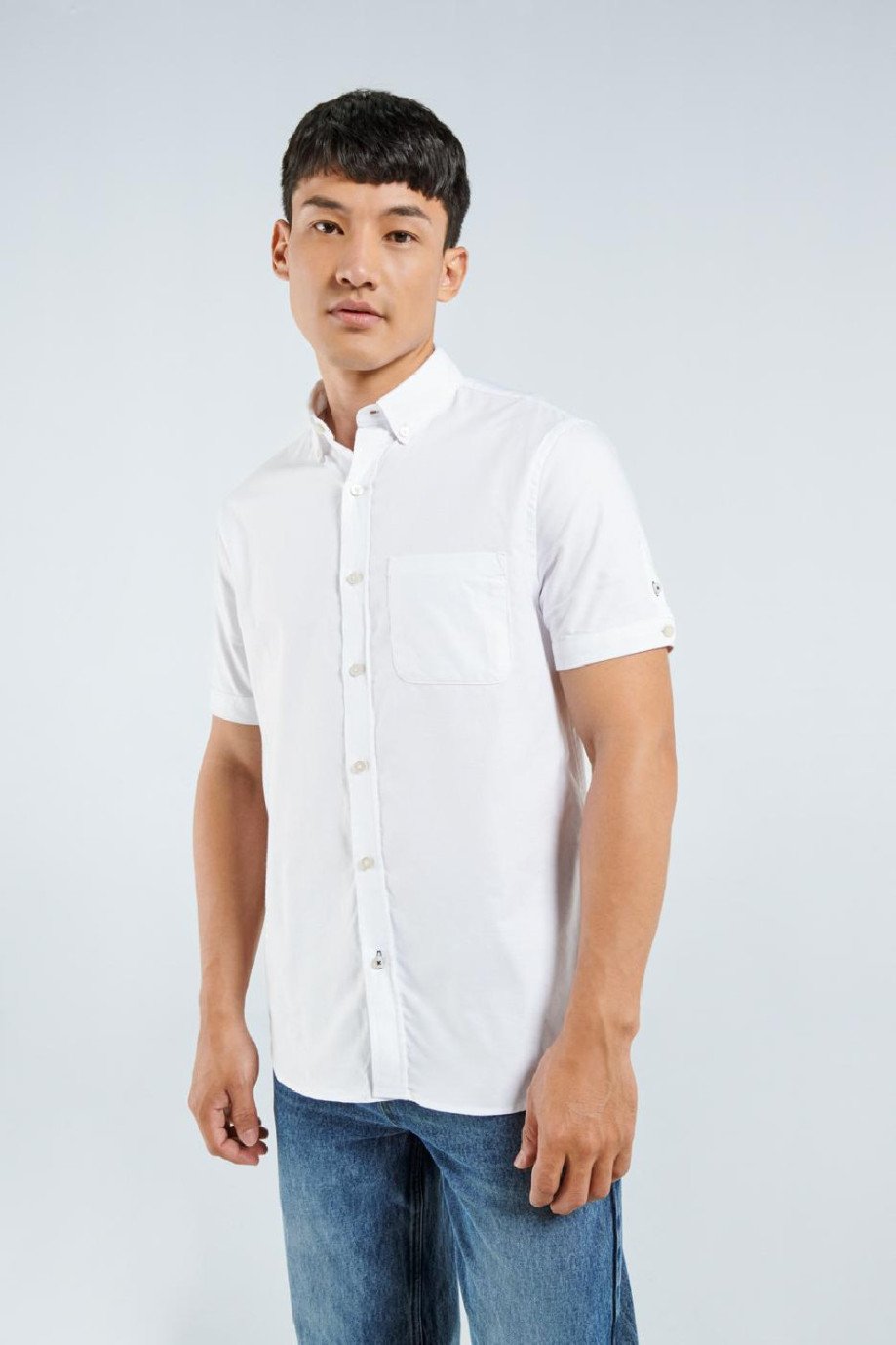 Camisa manga corta blanca con botones y cuello button down