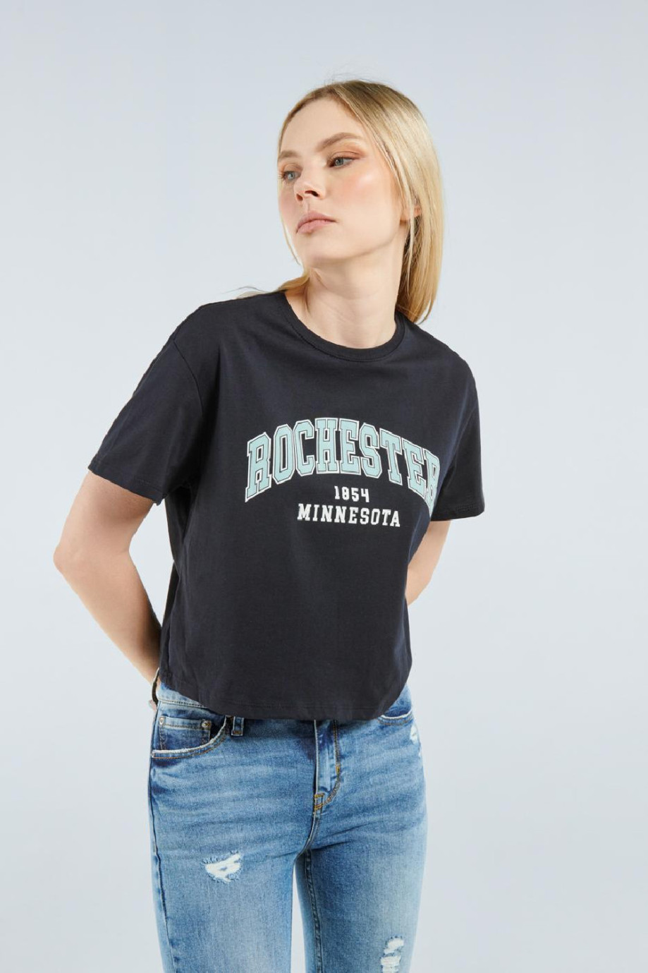 Camiseta crop top azul intensa con diseño college de Rochester en frente