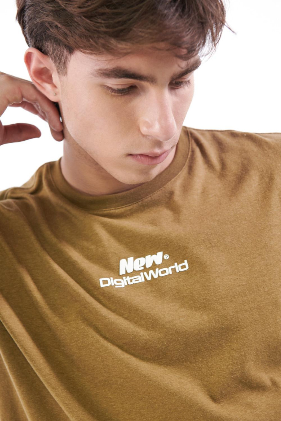 Camiseta unicolor con letras estampadas y cuello redondo