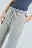 Pantalón jogger gris claro con bota ancha y bolsillos laterales