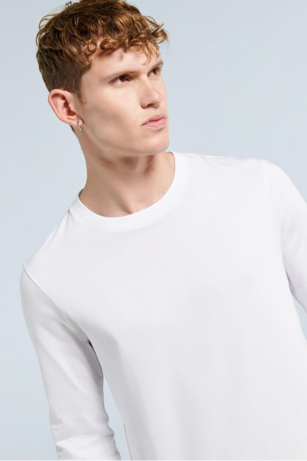 Camiseta manga larga unicolor en algodón con cuello redondo