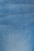 Jean push up azul claro con pretina ancha y desgastes de color