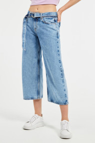 Jeans anchos con rotos para mujer, la tendencia rebelde del denim
