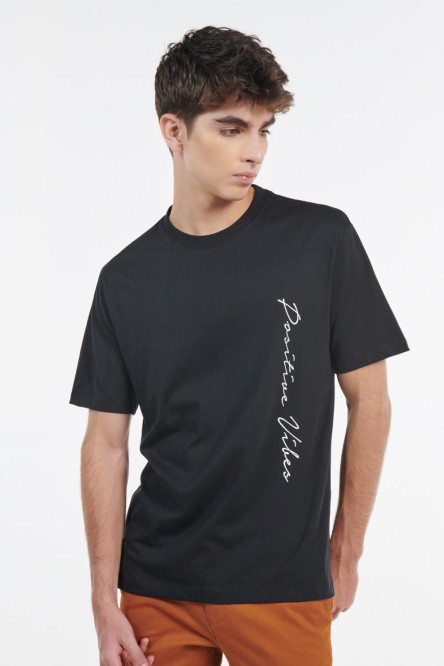 Camiseta negra con cuello redondo y diseño de texto blanco en frente