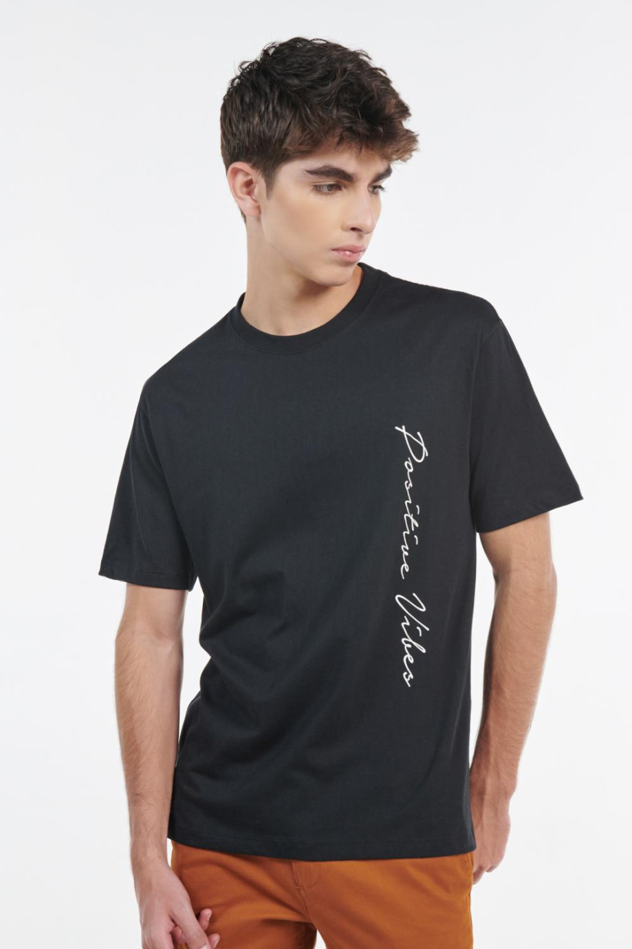 Camiseta negra con cuello redondo y diseño de texto blanco