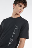 Camiseta negra con cuello redondo y diseño de texto blanco