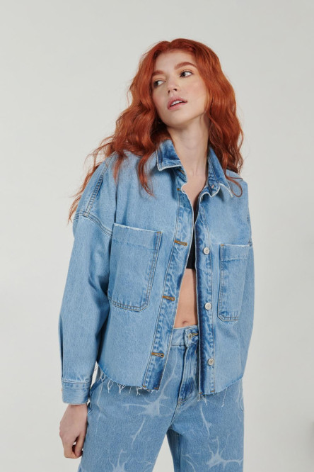 Chaqueta oversize azul de jean con bolsillos en el pecho