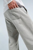 Pantalón jogger gris claro con elástico en bota y bolsillos