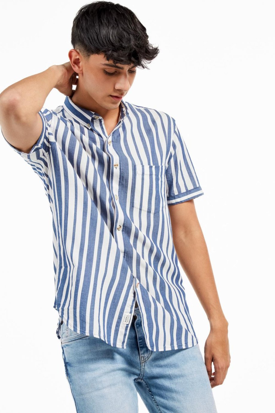 Camisa unicolor a rayas con manga corta y cuello button down