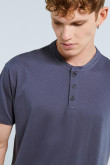 Camiseta unicolor con cuello nerú, botones y manga corta