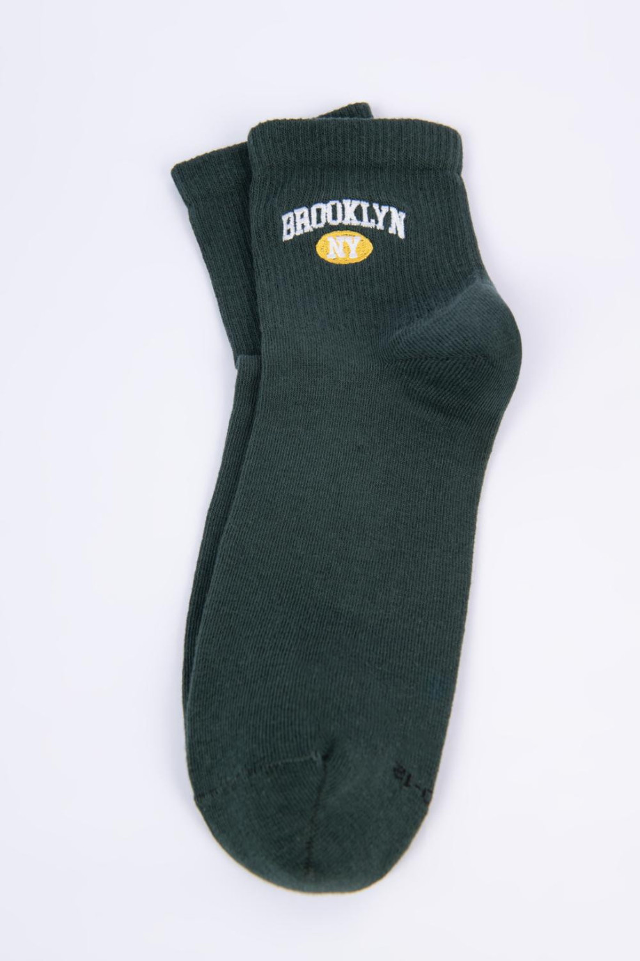 Medias unicolores cortas con bordado college de Brooklyn