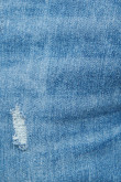 Jean azul claro tipo slim con rotos localizados y tiro bajo