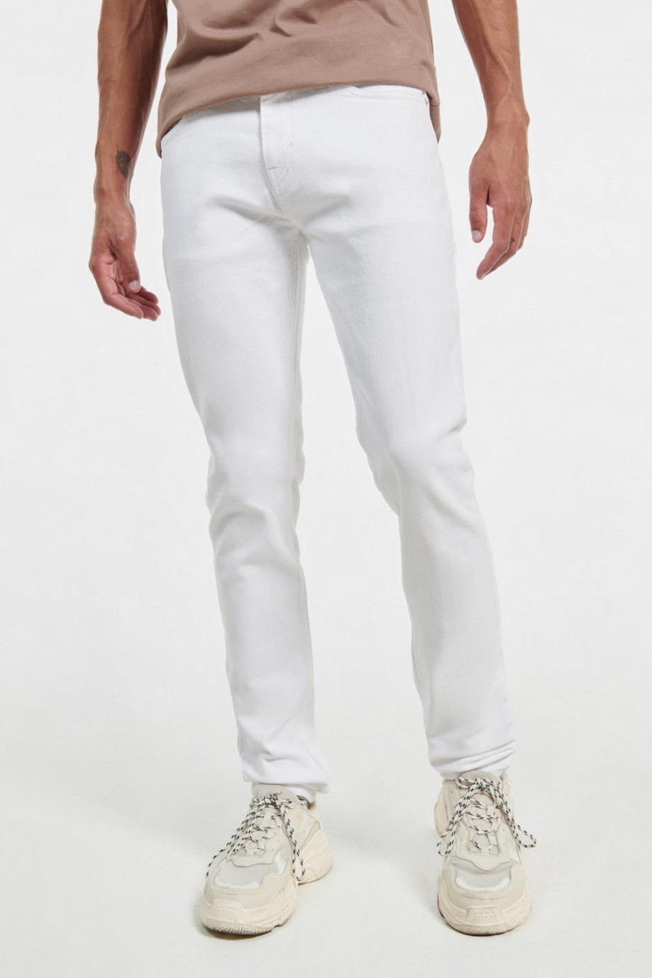 Jean blanco slim con ajuste ceñido, tiro bajo y 5 bolsillos
