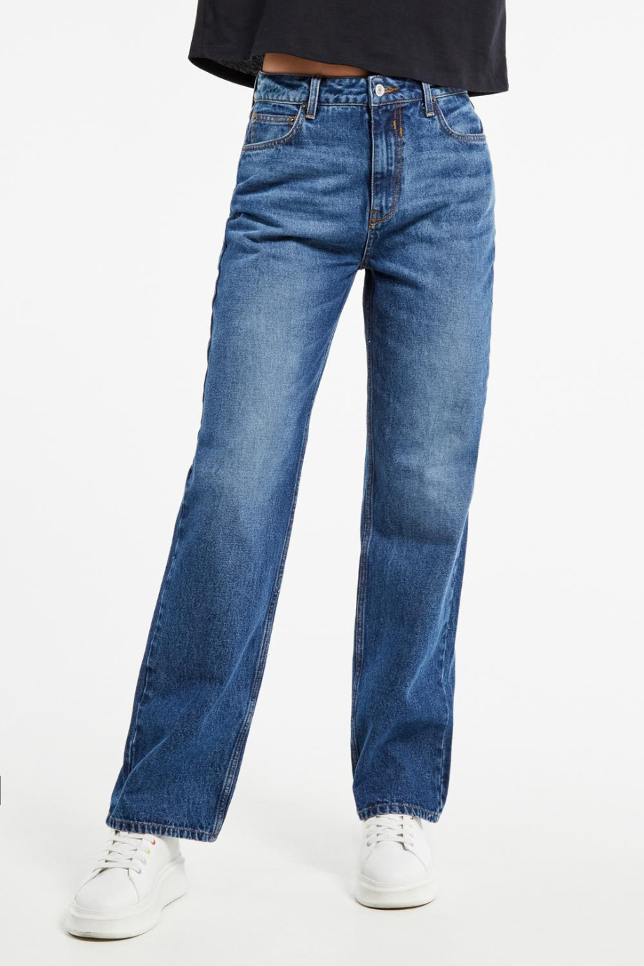Jean 90´S tiro alto azul oscuro con costuras en contraste y bota recta
