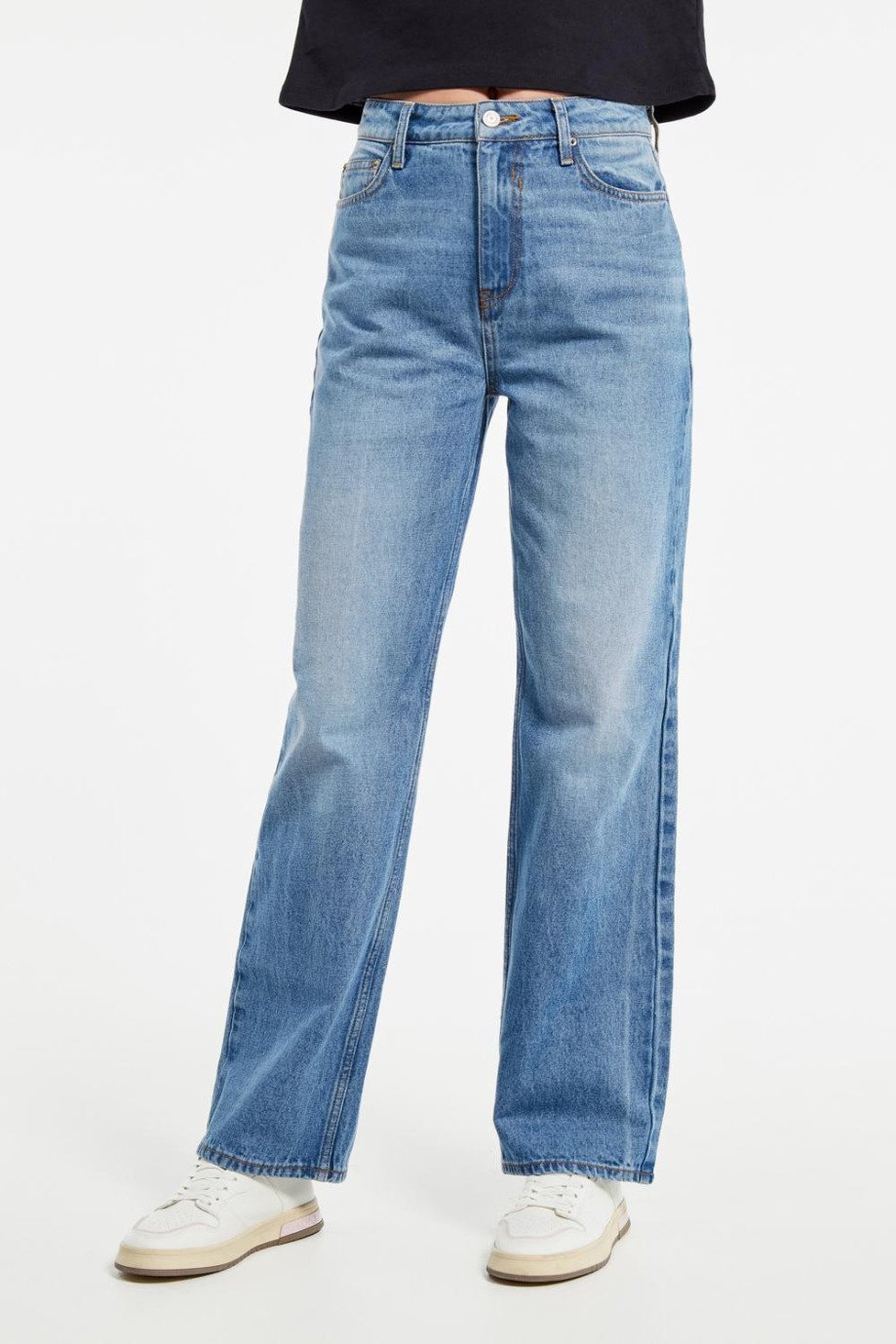 Jean 90´S azul claro con bota recta ancha, tiro alto y desgastes de color