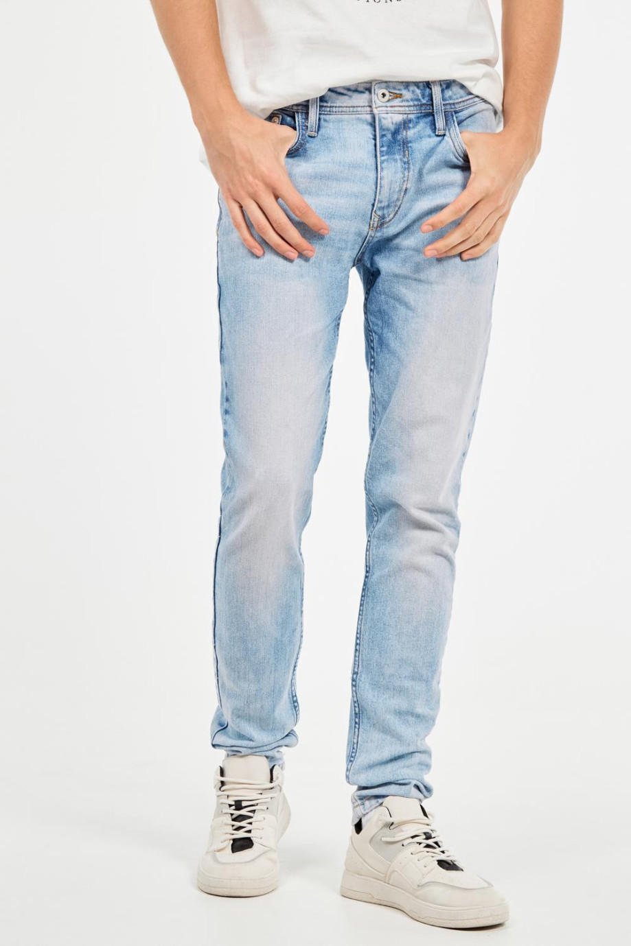Jean skinny azul claro con desgastes, bolsillos y tiro bajo