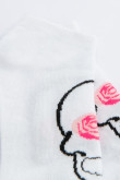 Medias unicolores tipo tobilleras con diseños de calaveras con rosas