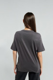 Camiseta gris intensa con diseño de Viernes 13 y cuello redondo