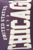 Camiseta morada oscura con diseño college blanco y cuello redondo