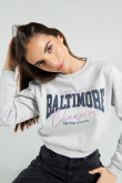 Buzo cuello redondo gris claro con diseño college de Baltimore