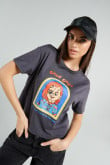 Camiseta gris intensa crop top con arte de Chucky en frente