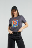 Camiseta gris intensa crop top con arte de Chucky en frente