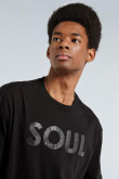 Camiseta negra con cuello redondo en rib y diseño de texto