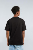 Camiseta negra con cuello redondo en rib y diseño de texto