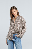 Blusa manga larga kaky clara con diseño animal print y cuello camisero