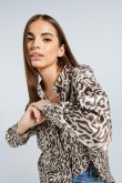 Blusa manga larga kaky clara con diseño animal print y cuello camisero