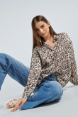 Blusa manga larga kaky clara con diseño animal print y cuello camisero