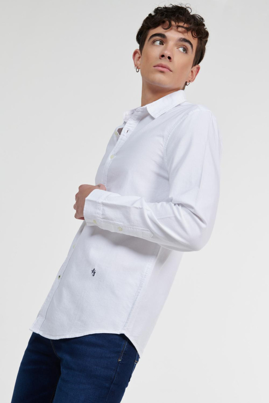 Camisa manga larga unicolor con bordado y cuello sport